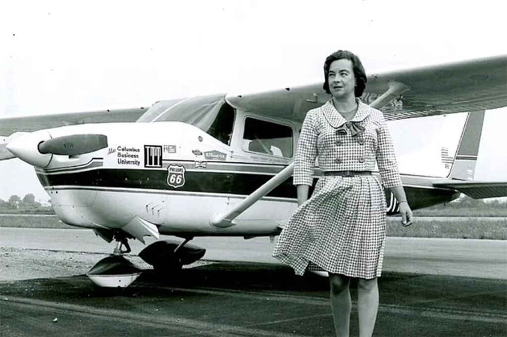 Tenía 39 años cuando reunió a su marido y sus tres hijos en la cocina de su casa para darles una noticia: iba a dar la vuelta al mundo sola en su avión