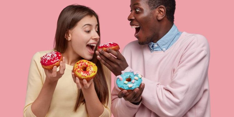 Amigos jugando a probar comida / Foto: Freepik