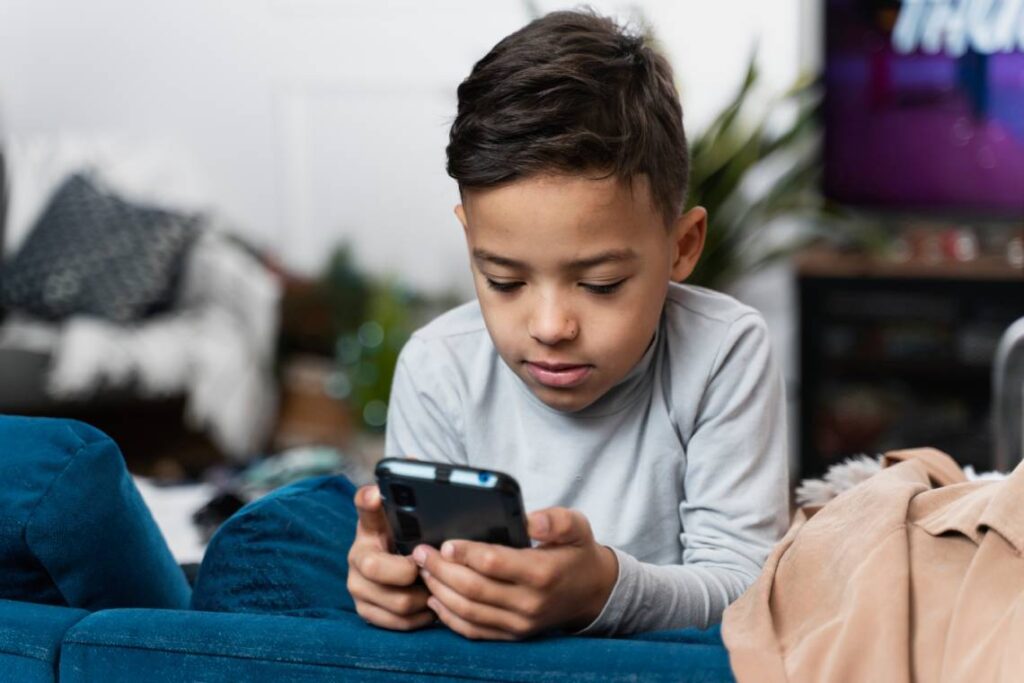 Niño jugando con el celular / Foto: Freepik