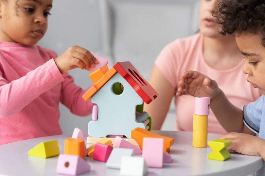 Niños disfrutando de juegos didácticos / Foto: Freepik