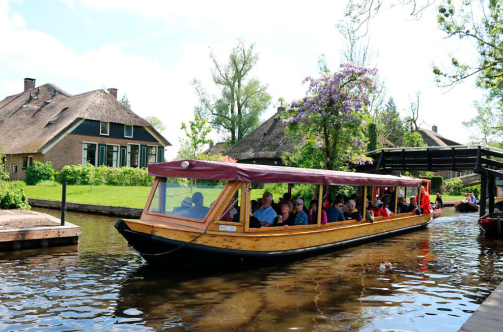 Giethoorn: un escape pacífico a los canales serenos y pintorescos de 'la Venecia del Norte', donde la naturaleza y la tranquilidad se entrelazan en un idílico pueblo holandés.