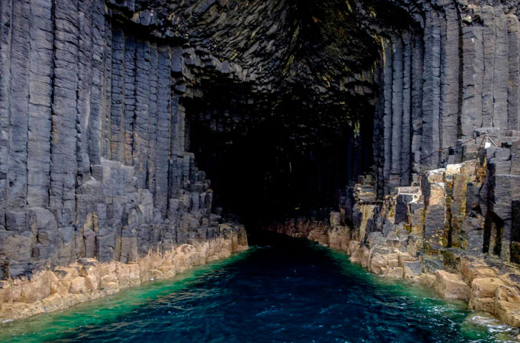 La majestuosa entrada de la Cueva de Fingal en Escocia: un portal natural hacia un mundo de columnas basálticas y ecos de leyendas antiguas, donde la geología y el mito se encuentran en un paisaje extraordinario. / Foto: iStock