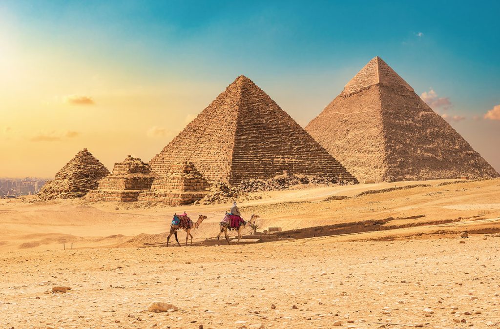 Un beduino contempla las Pirámides de Giza, testigos silenciosos de historias que atraviesan los siglos, desde su montura milenaria. / Foto: Freepik