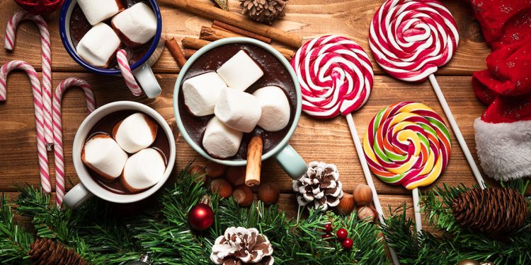 Variedad de dulces navideños tradicionales dispuestos festivamente, invitando a celebrar con cada bocado la dulzura y el espíritu de la Navidad / Foto: Freepik