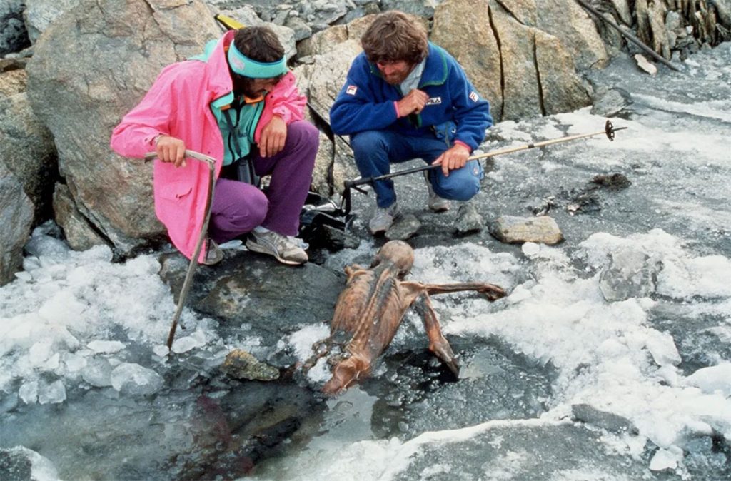 El montañero Reinhold Messner, a la derecha, y su colega inspeccionan los restos momificados de Ötzi el Hombre de Hielo después de su descubrimiento en 1991. / Foto: GETTY