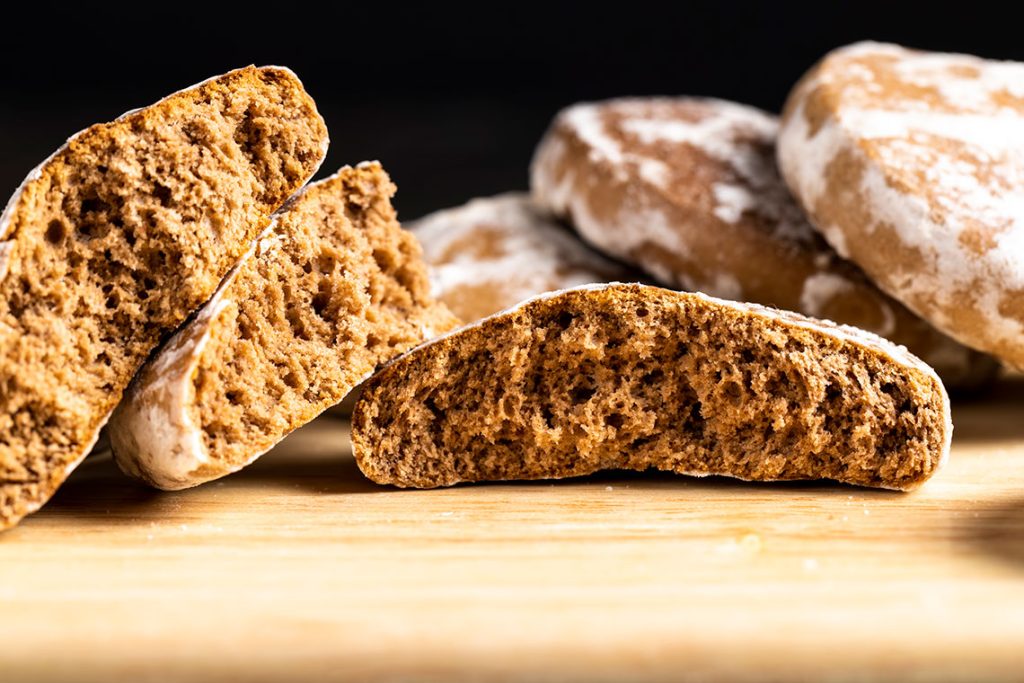 Un adorable pan de jengibre sonriendo desde la mesa navideña, evocando recuerdos cálidos y festivos con su dulce aroma y detalle artesanal. / Foto: Freepik