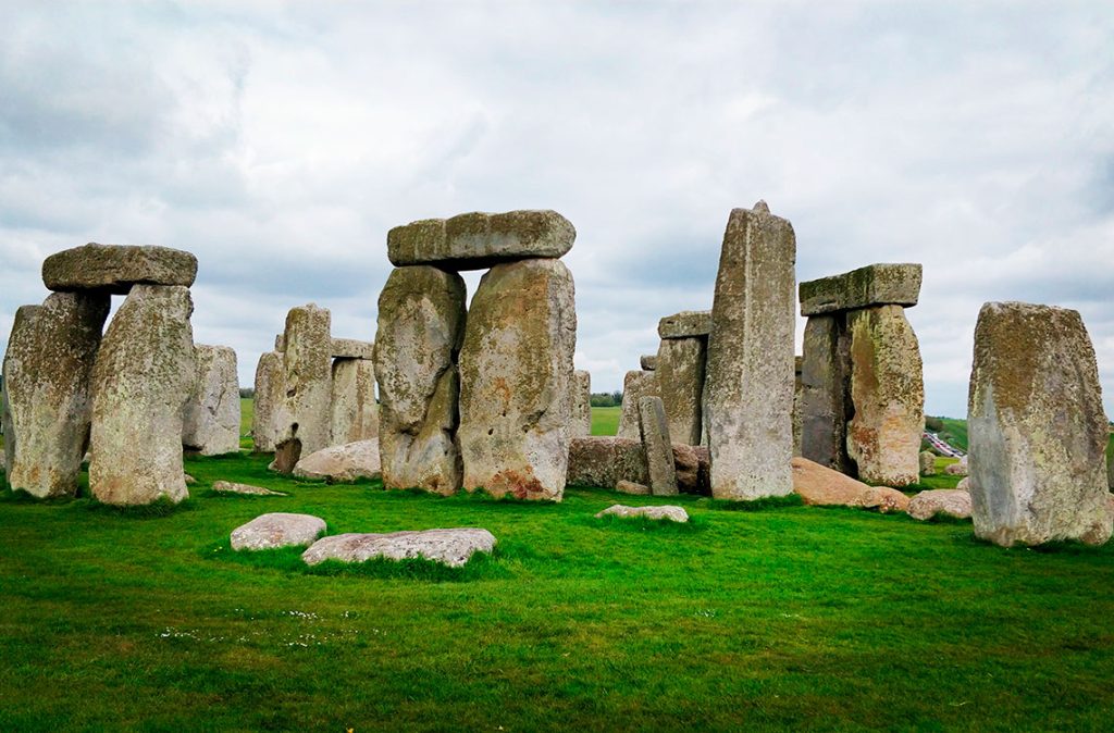 Stonehenge: Un misterioso legado del pasado prehistórico, estas imponentes estructuras de piedra se mantienen como un testimonio enigmático de la ingeniería y la espiritualidad antiguas. / Foto: Freepik