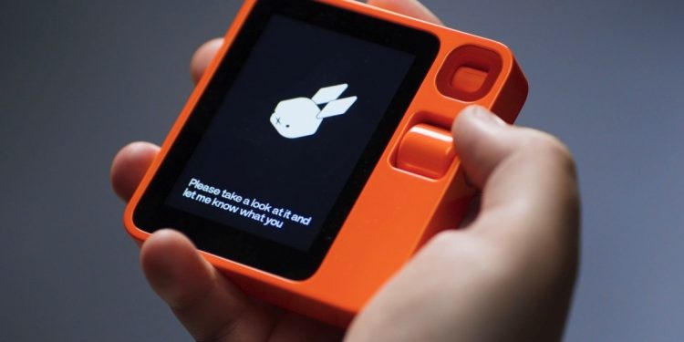 Del tamaño de la palma de la mano, el Rabbit R1 es capaz de entendernos gracias a la inteligencia artificial/Foto: Internet