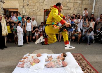El 'Salto del Colacho' es una fascinante mezcla de historia, fe y comunidad/Foto: National Geographic