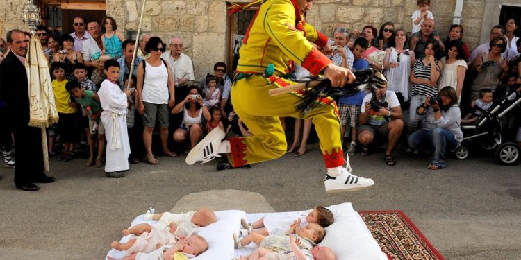 El 'Salto del Colacho' es una fascinante mezcla de historia, fe y comunidad/Foto: National Geographic