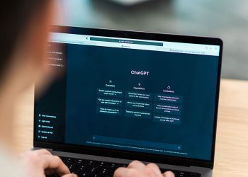 Usuario interactuando con ChatGPT en su portátil, explorando las posibilidades ilimitadas de la inteligencia artificial en la comodidad de su hogar. / Foto: Freepik
