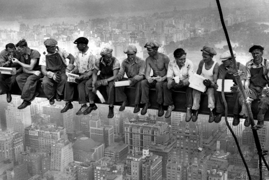 Capturada por Charles C. Ebbets durante la construcción del Rockefeller Center en Nueva York