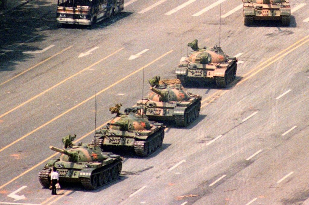 Esta poderosa imagen, capturada por Jeff Widener, muestra a un hombre anónimo parado frente a una columna de tanques durante las protestas de la Plaza de Tiananmén en Beijing