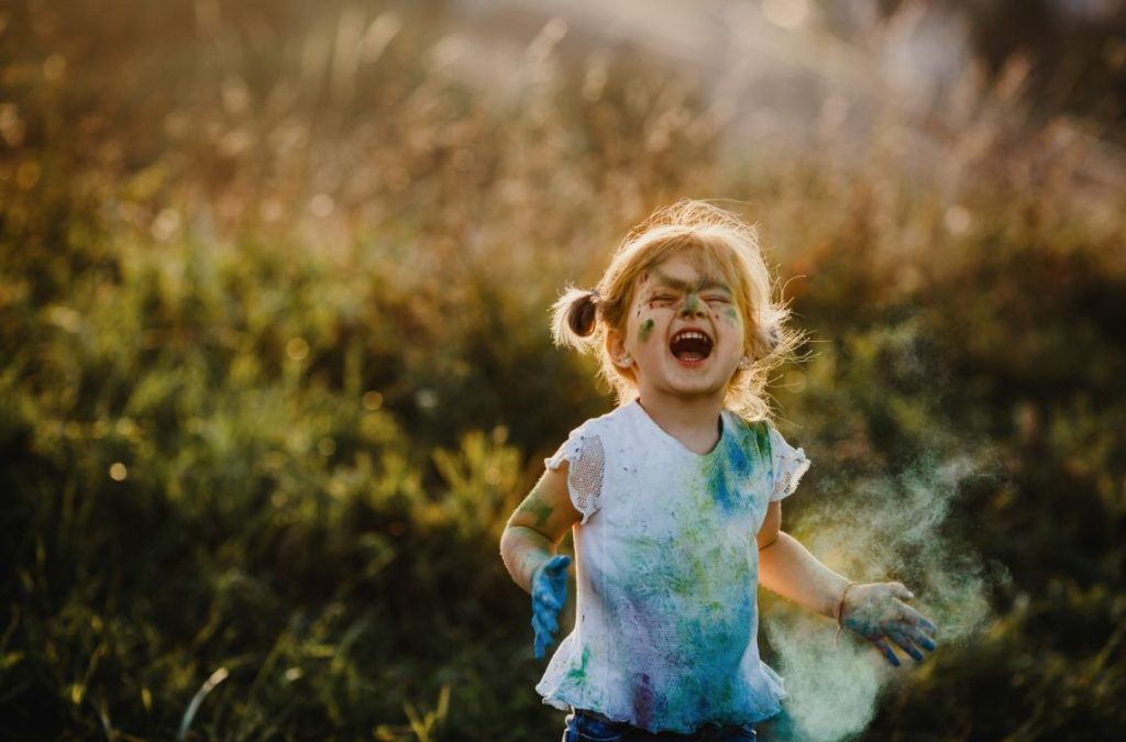 El juego y la expresión de las emociones hacen que tu hijo crezca feliz/Foto: Freepik